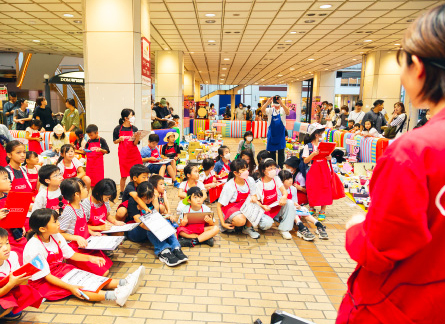 キッズフリマで学ぶ子どもたち